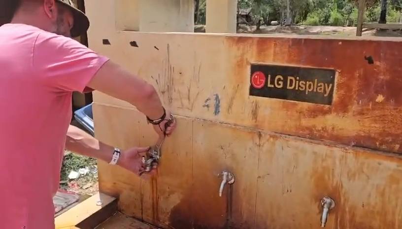 Kambodża wycieczka - szkoła na wsi i naprawa kranów.jpg